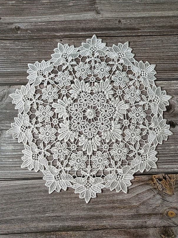 Čipkované prestieranie s kvetinami 36 cm